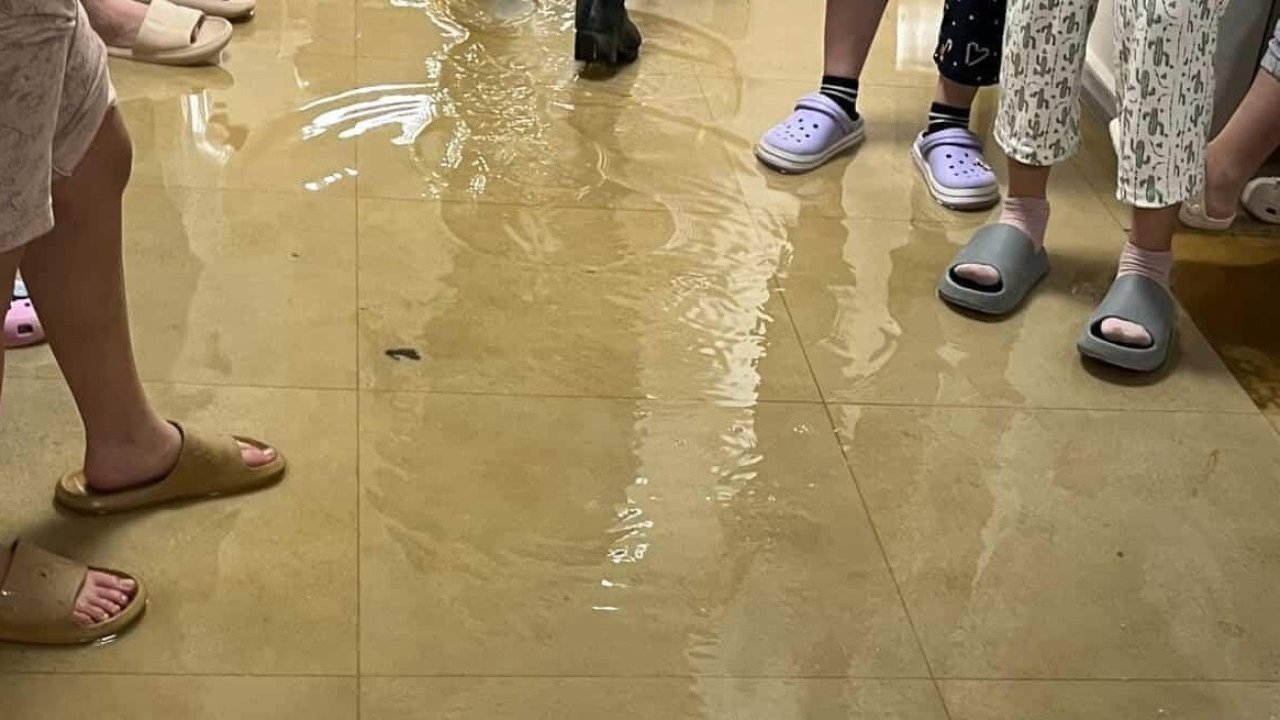 Kız yurdunda patlayan su borusu nedeniyle bazı odaları su bastı