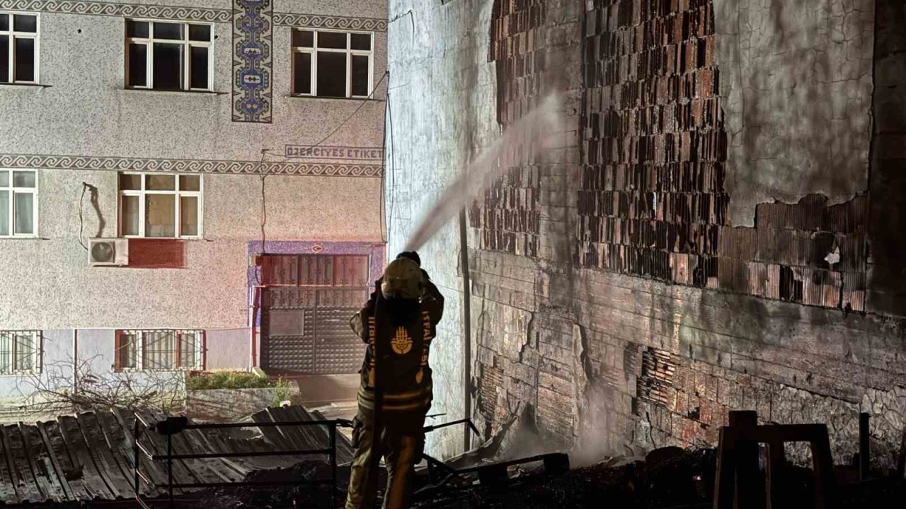 Küçükçekmece’de geri dönüşüm atık tesisi alevlere teslim oldu