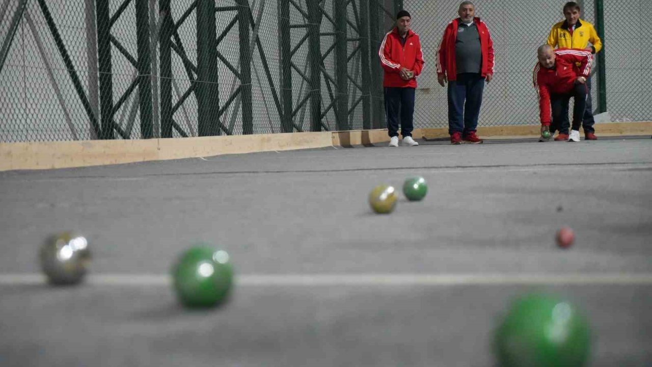 Bayburt’ta düzenlenen bocce maçında huzurevi sakinleri hünerlerini sergiledi