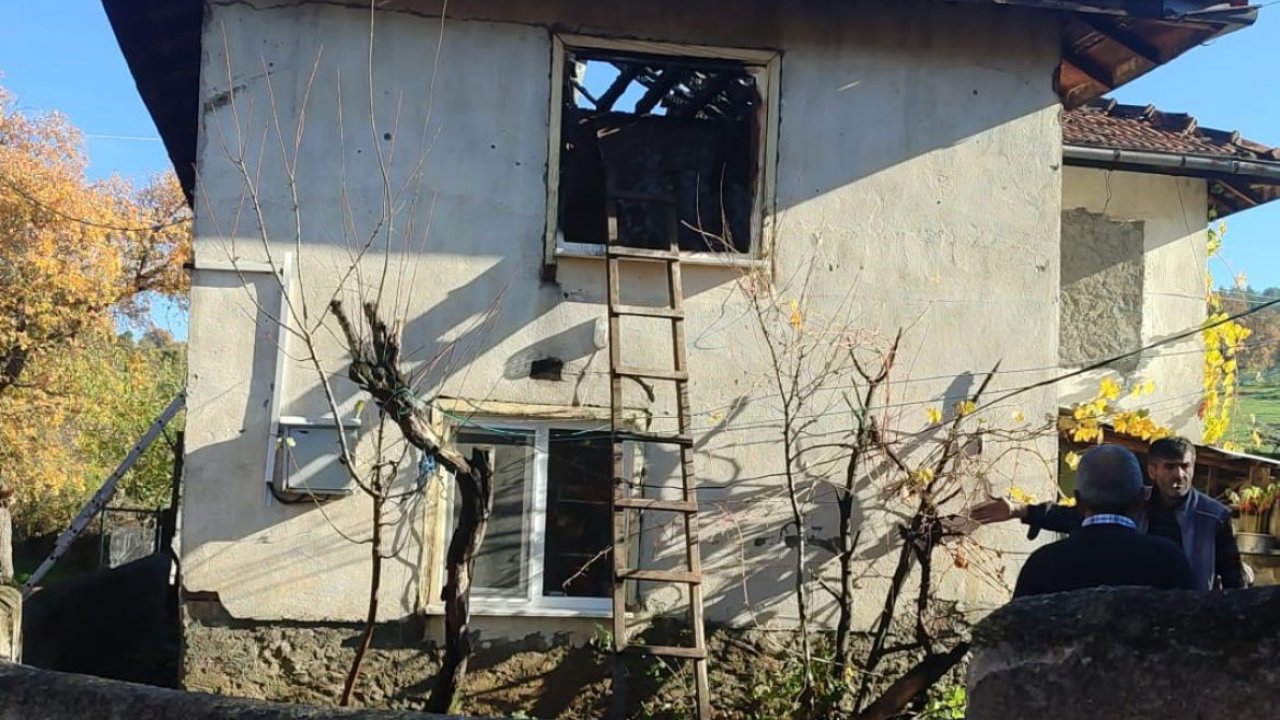 Tavşanlı’da 2 katlı ahşap ev yandı