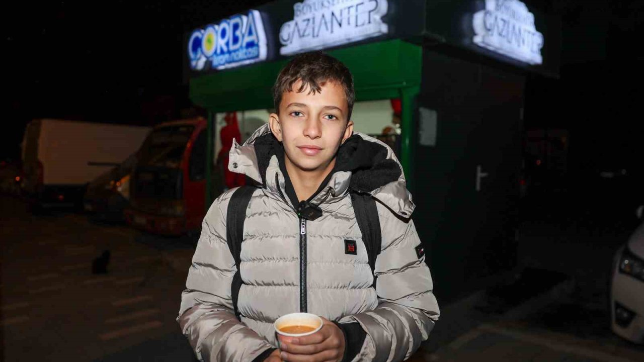 Gaziantep Büyükşehir, 39 noktada sabahı sıcak çorba ile karşılıyor