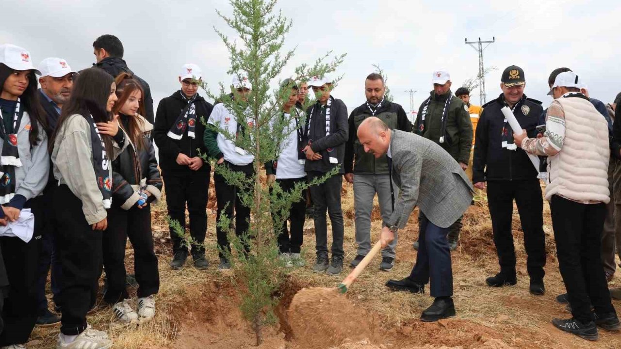 Fidanlar şehitler için toprakla buluştu