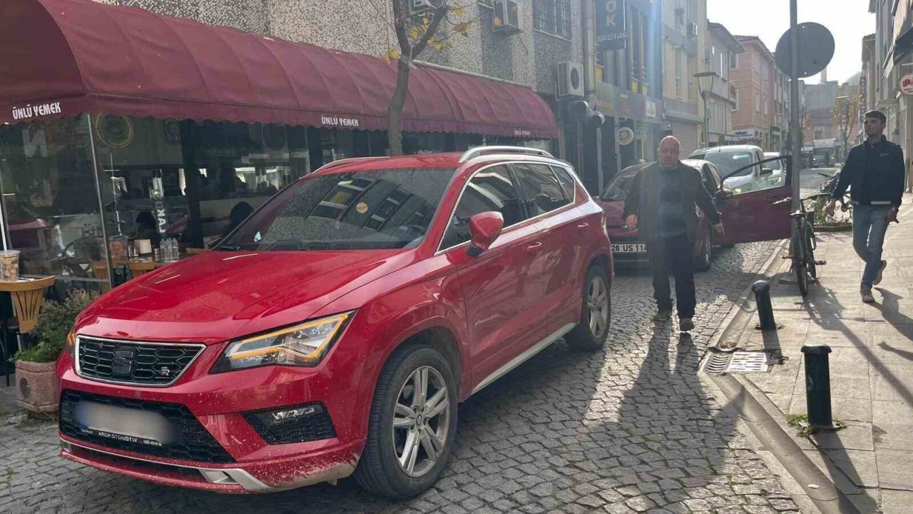 Sokak ortasına otomobilini bırakıp işlerini halletmeye gitti
