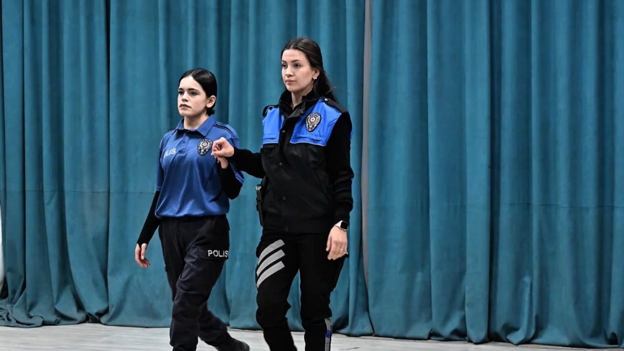 Hakkari polisinden kadın şiddetine karşı tiyatro ve sergi