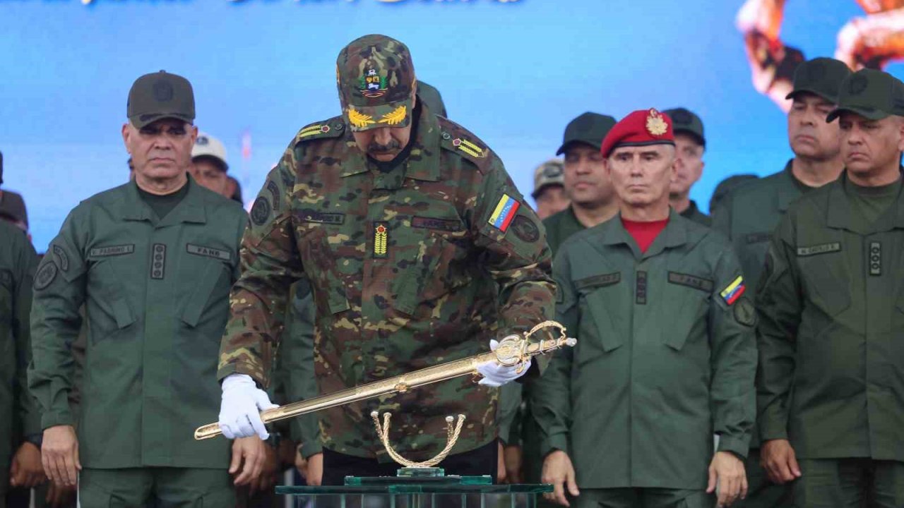 Maduro’dan kılıçlı rest: "Gerekirse ülkemiz uğruna canımızı feda ederiz"