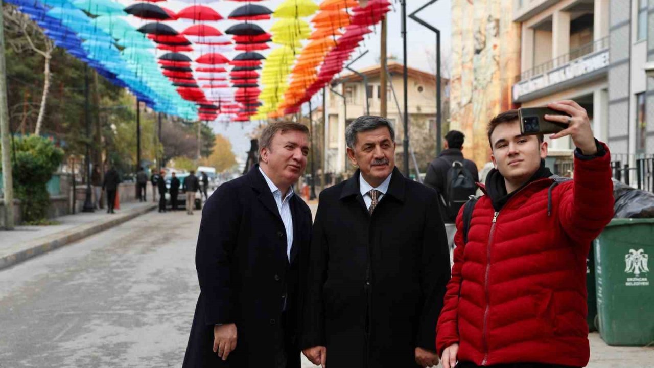 Erzincan’da rengârenk şemsiyelerle kaplanan sokak ilgi görüyor