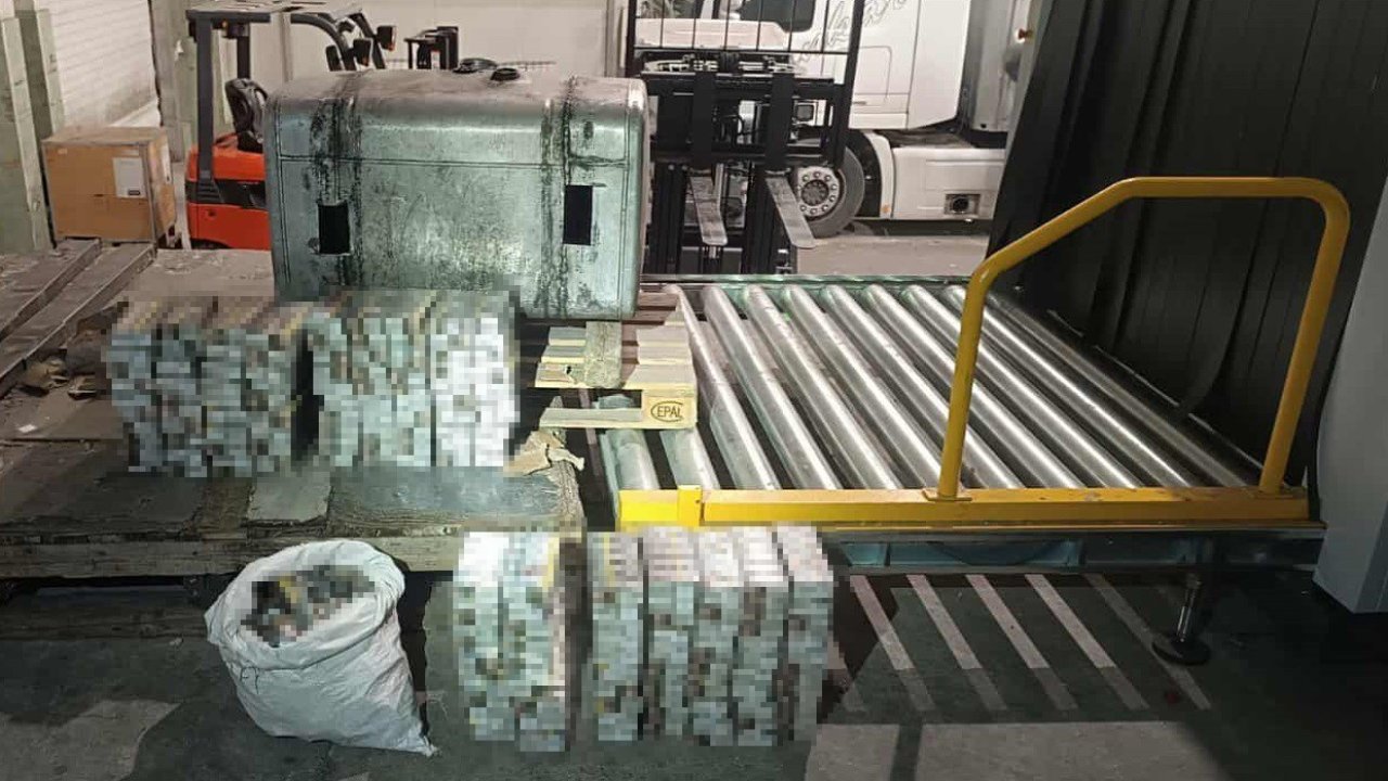 Tırın yakıt deposundan bin 800 paket sigara çıktı