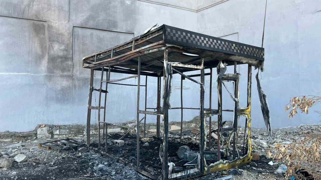 Alevlere teslim olan taksi kulübesinden geriye hurda yığını kaldı