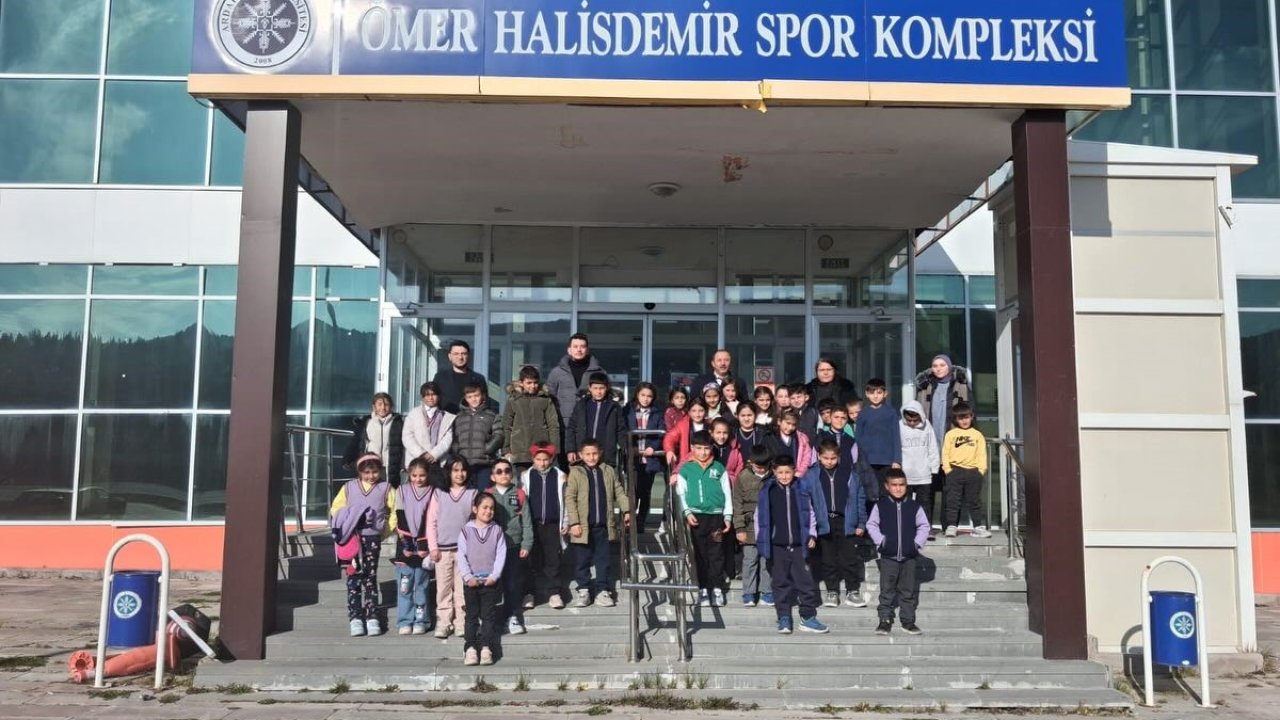 Köy okullarında ki öğrenciler sinema ile tanıştı