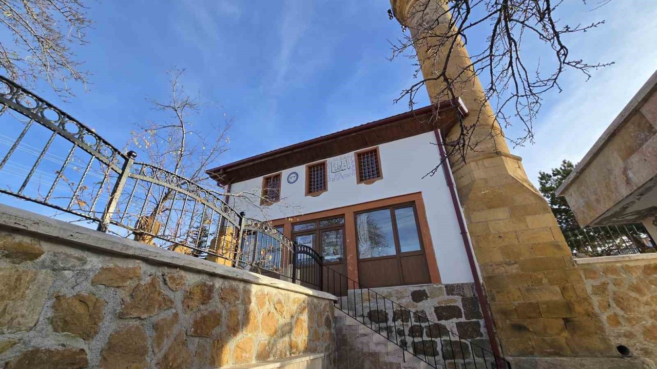 Tekke Arapdede Camii asırlık tarihiyle ziyaretçilere ve cemaate kapısını açıyor