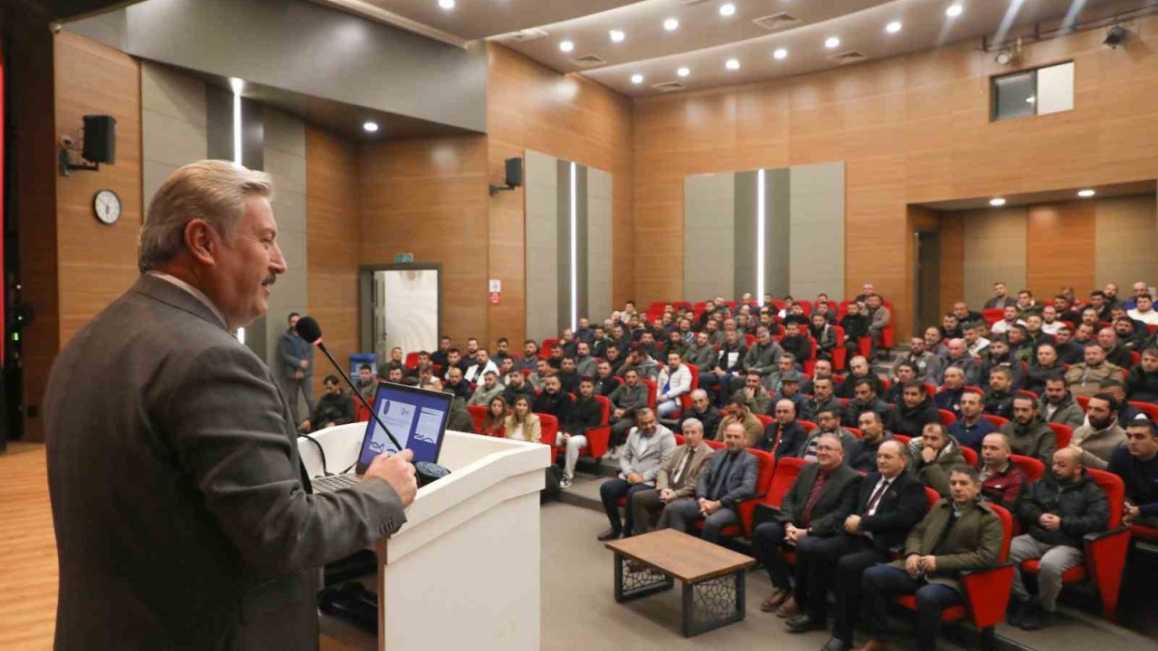 Melikgazi Belediyesi Park ve Bahçeler personeline ’Ağaç Bakım Sırları’ anlatıldı