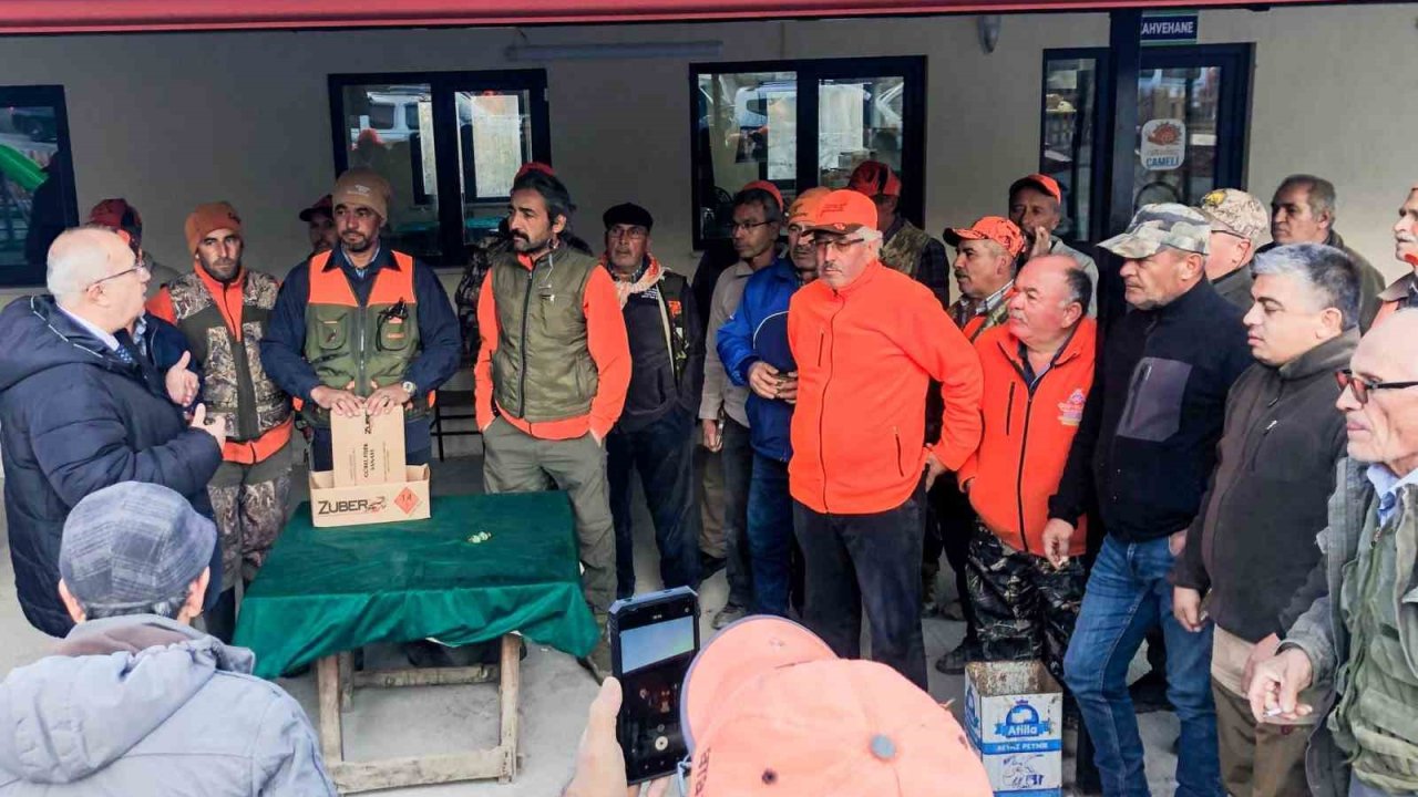 Mahsullerini korumak isteyen üreticiler domuzlarla mücadele ediyor