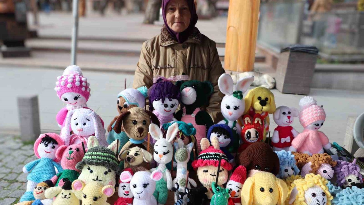 El emeğiyle ördüğü bebekleri satarak ev ekonomisine katkı sunuyor