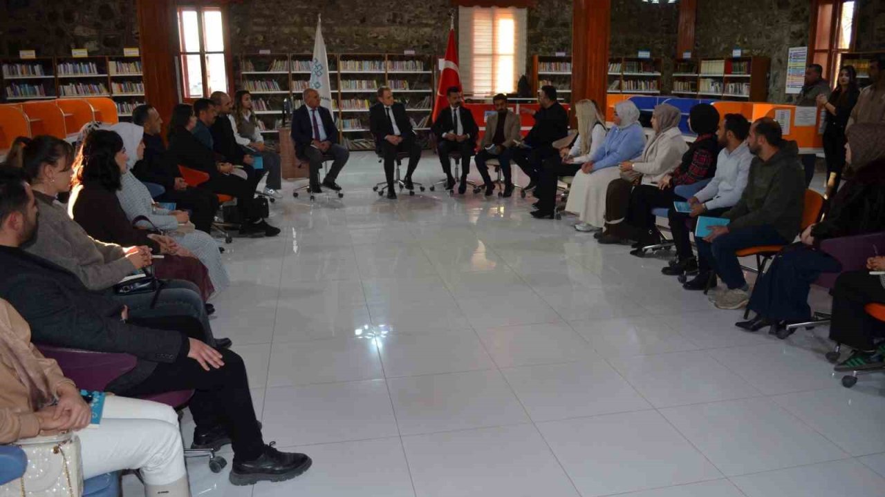 Bulanık Kaymakamı Koşansu, kütüphane buluşmalarında öğretmenlerle özel söyleşi gerçekleştirdi