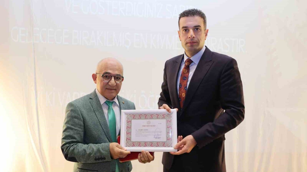 Kültür aşığı öğretmen üstün şeref belgesiyle onurlandırıldı