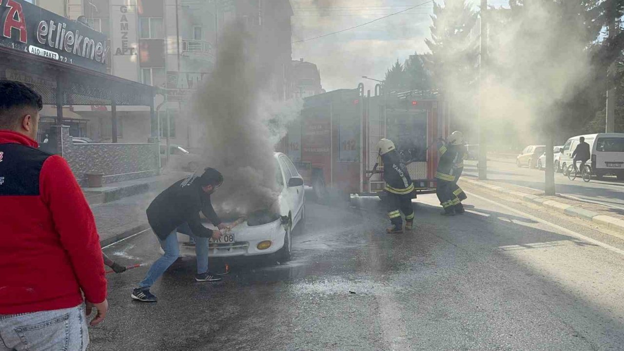 Seyir halindeki otomobilde yangın