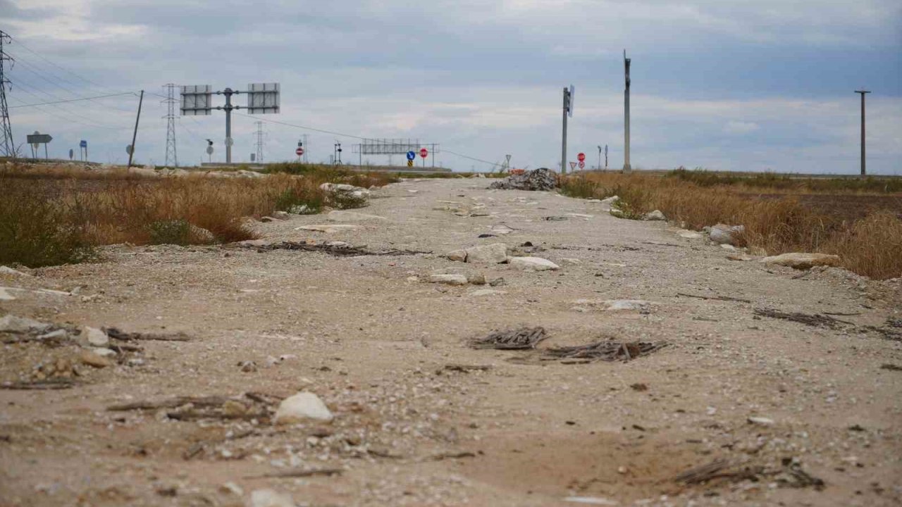 Edirne’de yol çilesi bitmiyor: Bozuk yol araçlara zarar veriyor