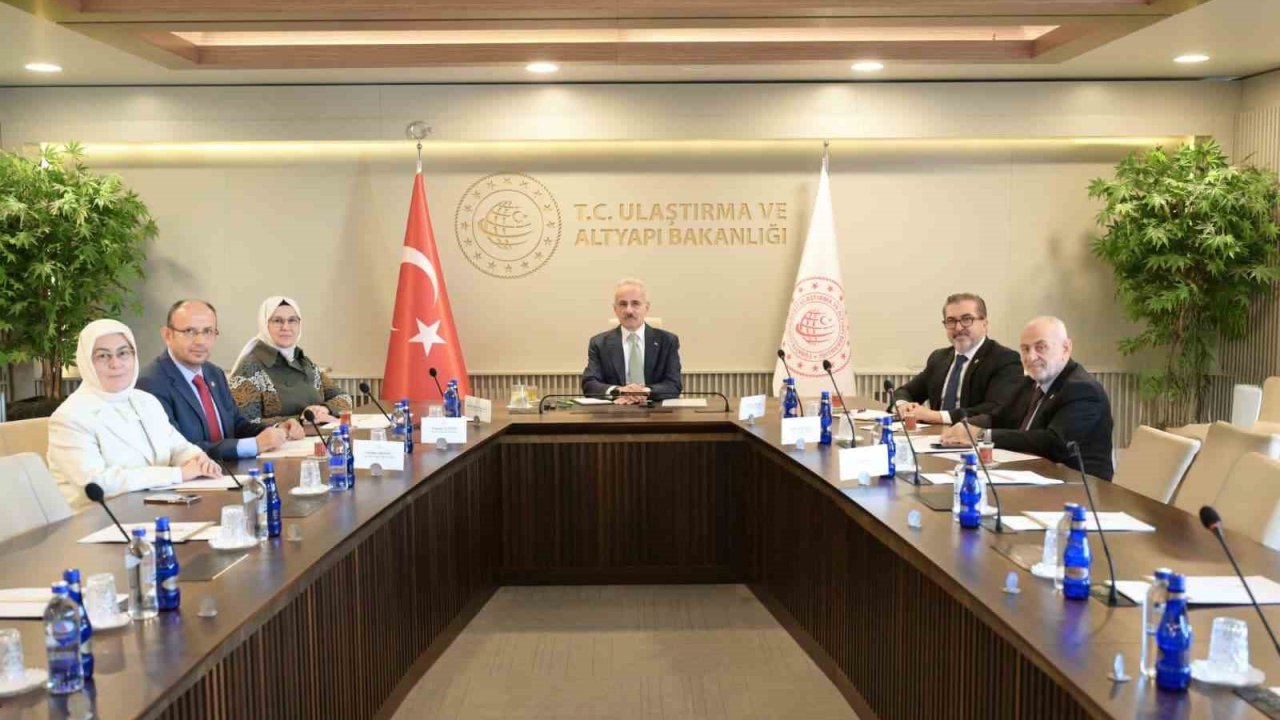 Bakan Uraloğlu: "Sosyal medyada gençlerimizin dijital dünyada daha güvenli yer alabilmelerini sağlamak için yapılabilecekleri ele aldık"