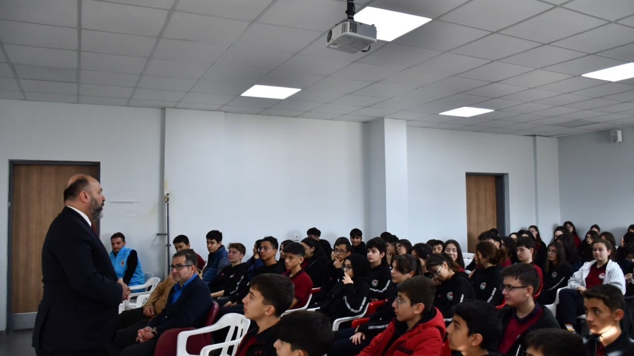 Kütahya Abdülhamid Han Anadolu Lisesi’nde "Hz. Peygamber ve Şahsiyet İnşası" konulu konferans