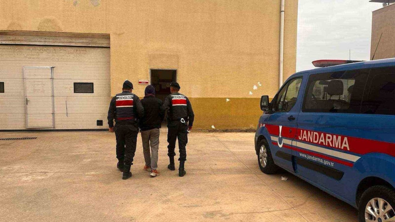 Hırsızlık suçundan 25 yıl kesinleşmiş cezayla aranan şahsı jandarma yakaladı