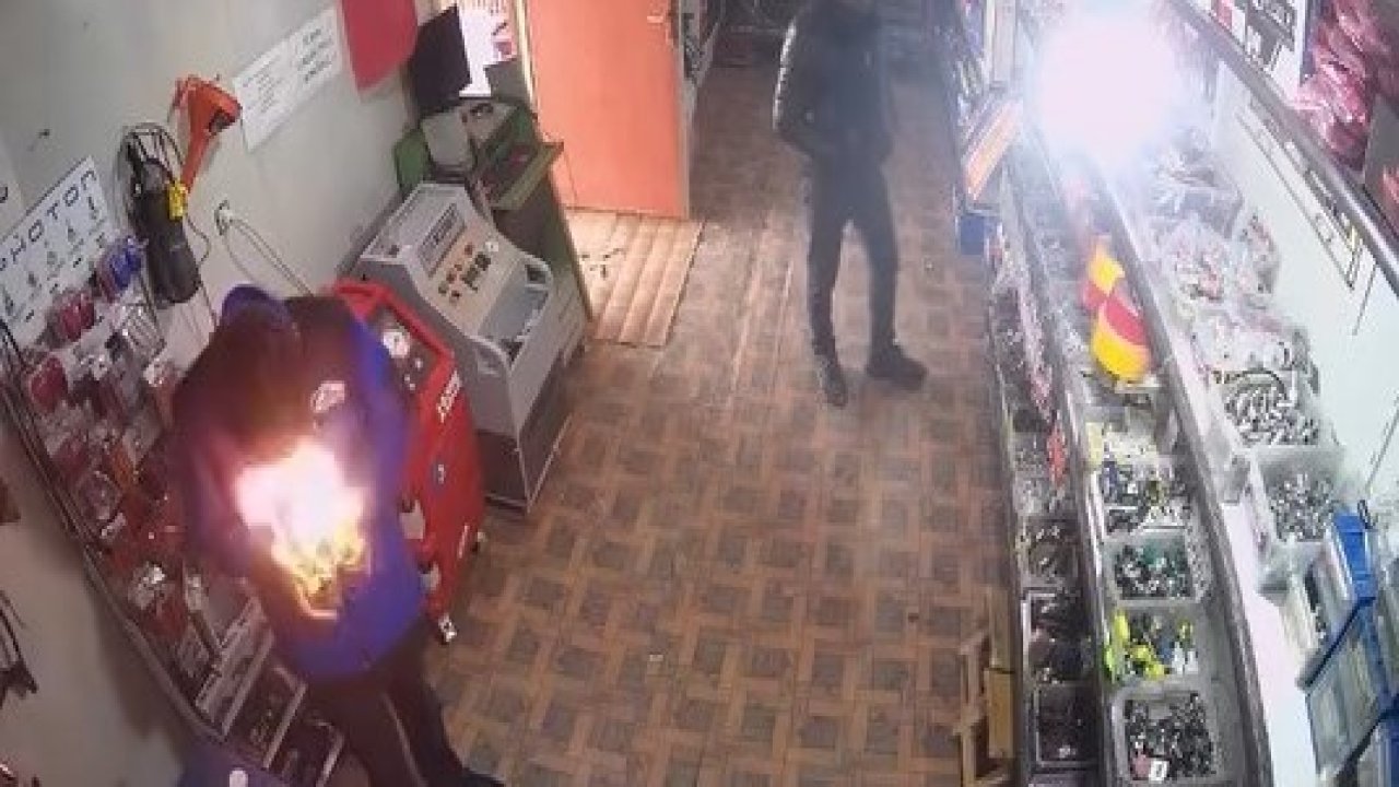 Çakmağı çakınca yüzü alevlerin arasında kaldı: o anlar kamerada