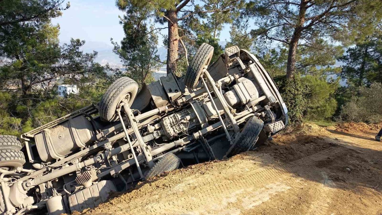 Toprak yolda uçuruma yuvarlanan hafriyat kamyonunun sürücüsü yaralandı