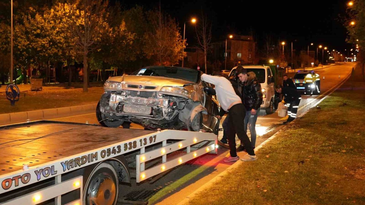 Kontrolden çıkan  otomobil önce kaldırıma sonra orta refüjdeki Yavaş levhasına çarptı