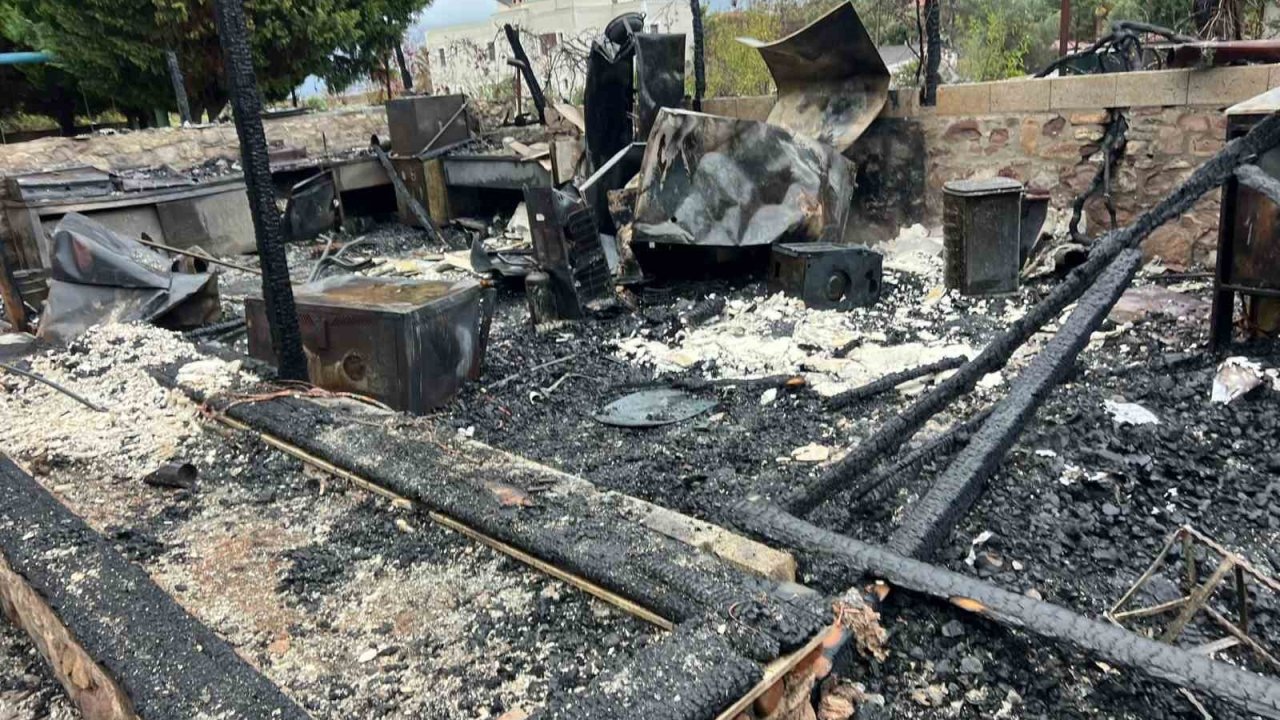 Bozcaada’da çıkan yangında otel kullanılamaz hale geldi