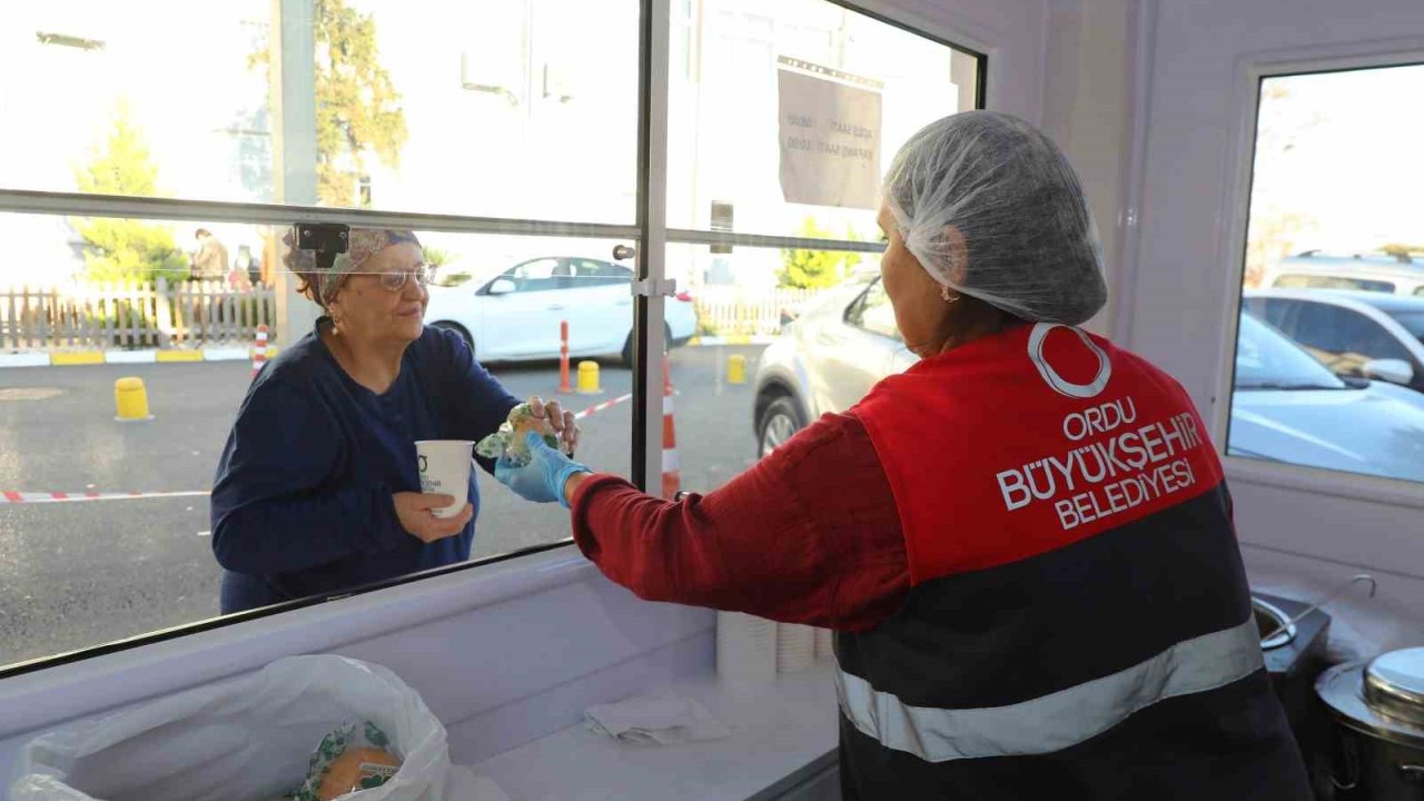 Ordu’da hastaneye gelen vatandaşlara çorba ikramı