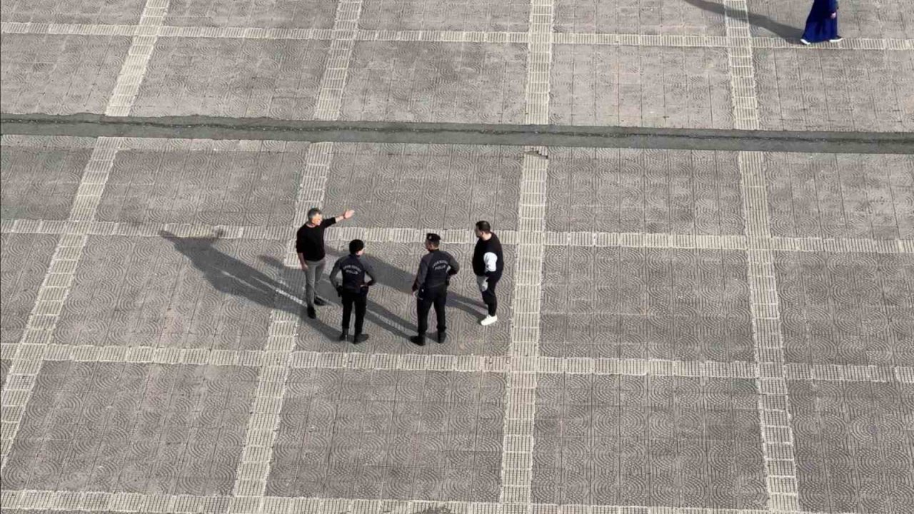 Meydandaki yumruklu kavgayı polis büyümeden önledi