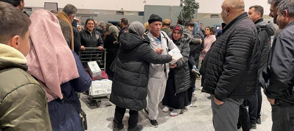 Kars’lı Umreciler gözyaşları ve dualarla karşılandı