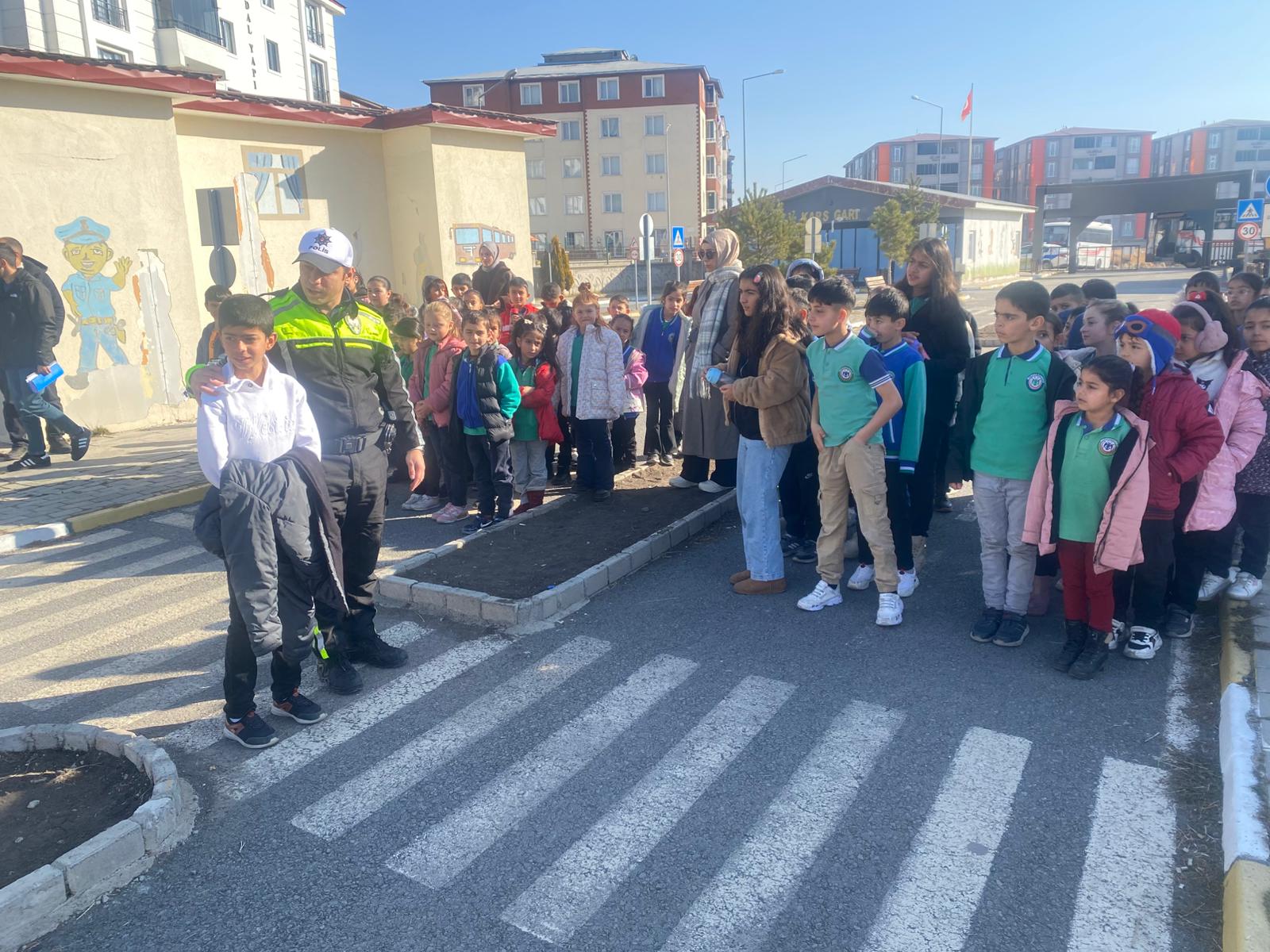 Kars’ta İlkokul Öğrencilerine Temel Trafik Eğitimi Verildi