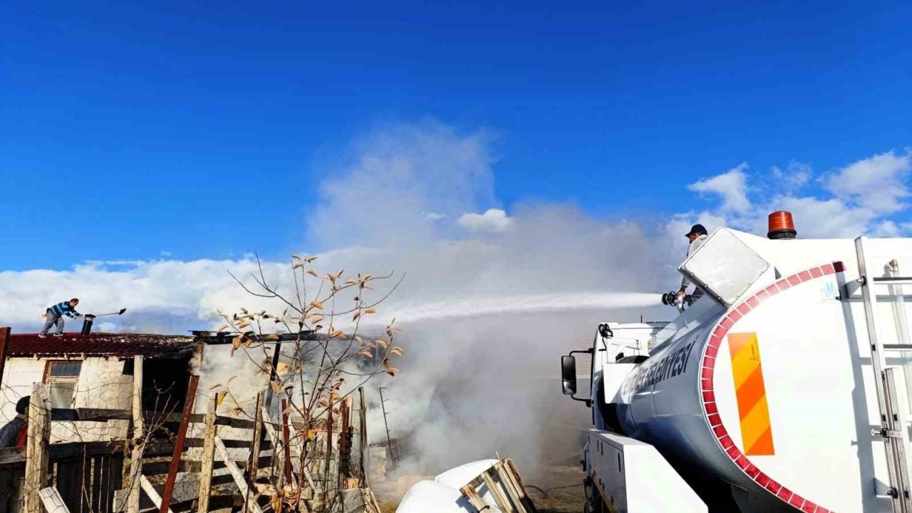 Kütahya’da ahır yangını büyümeden söndürüldü