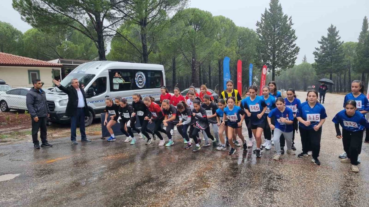 Okul sporları kros il birinciliğinde 130 sporcu ter döktü