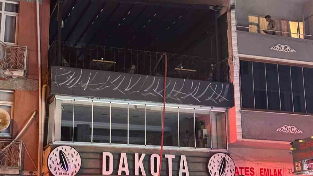 Patlayan pelet soba kafede yangın çıkardı