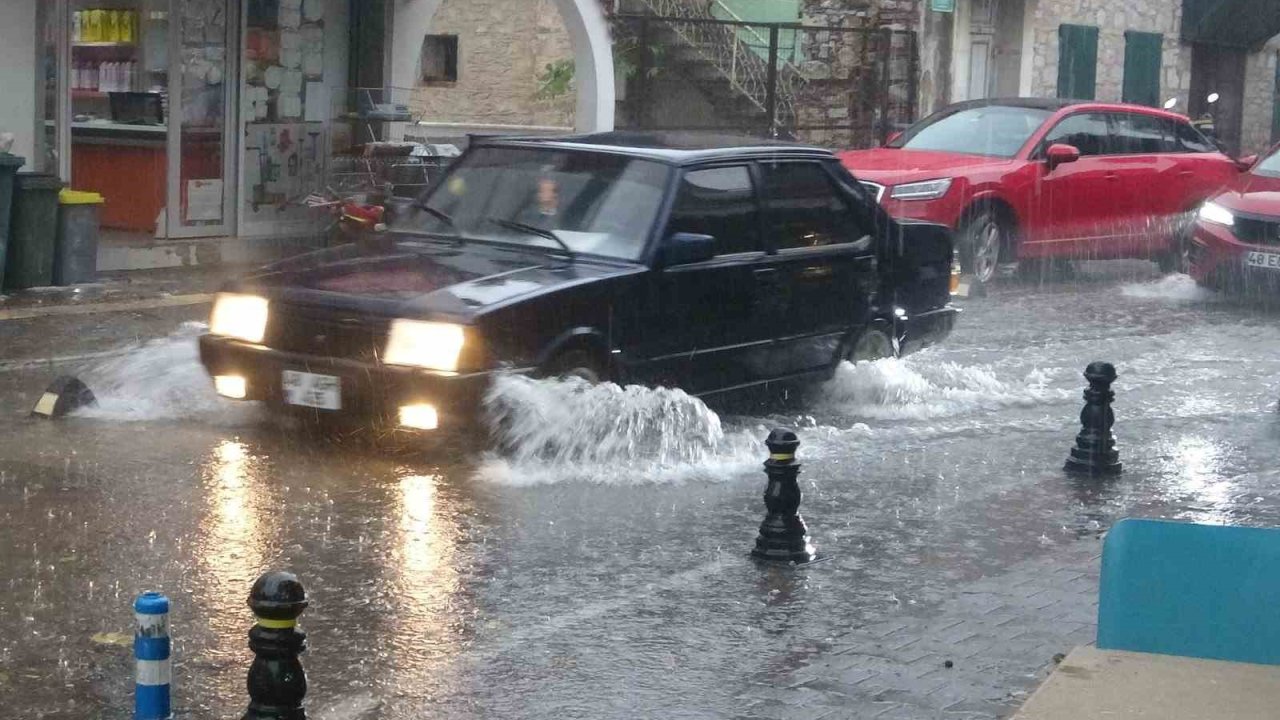 Menteşe’de şiddetli yağmur ve dolu etkili oluyor