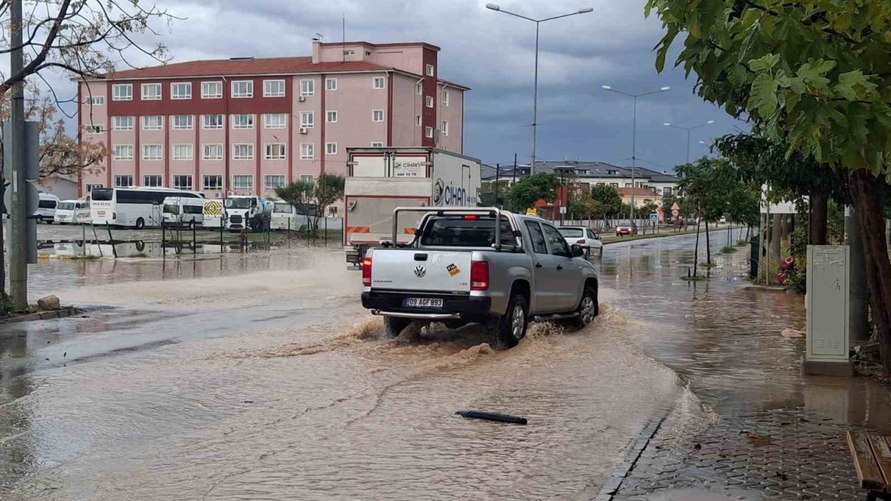 Didim’de sağanak yağış etkili oldu