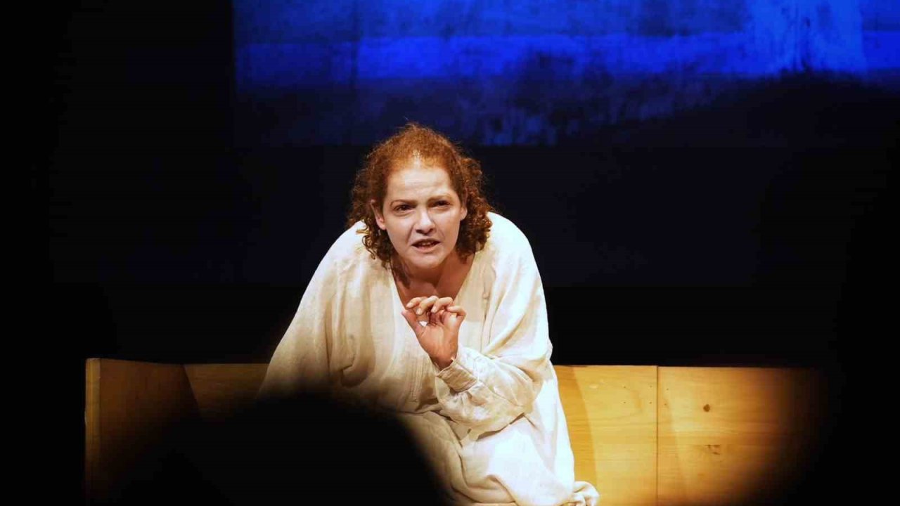 Beşiktaş’ta "Ten Rengi" tiyatro oyunu sahnelendi