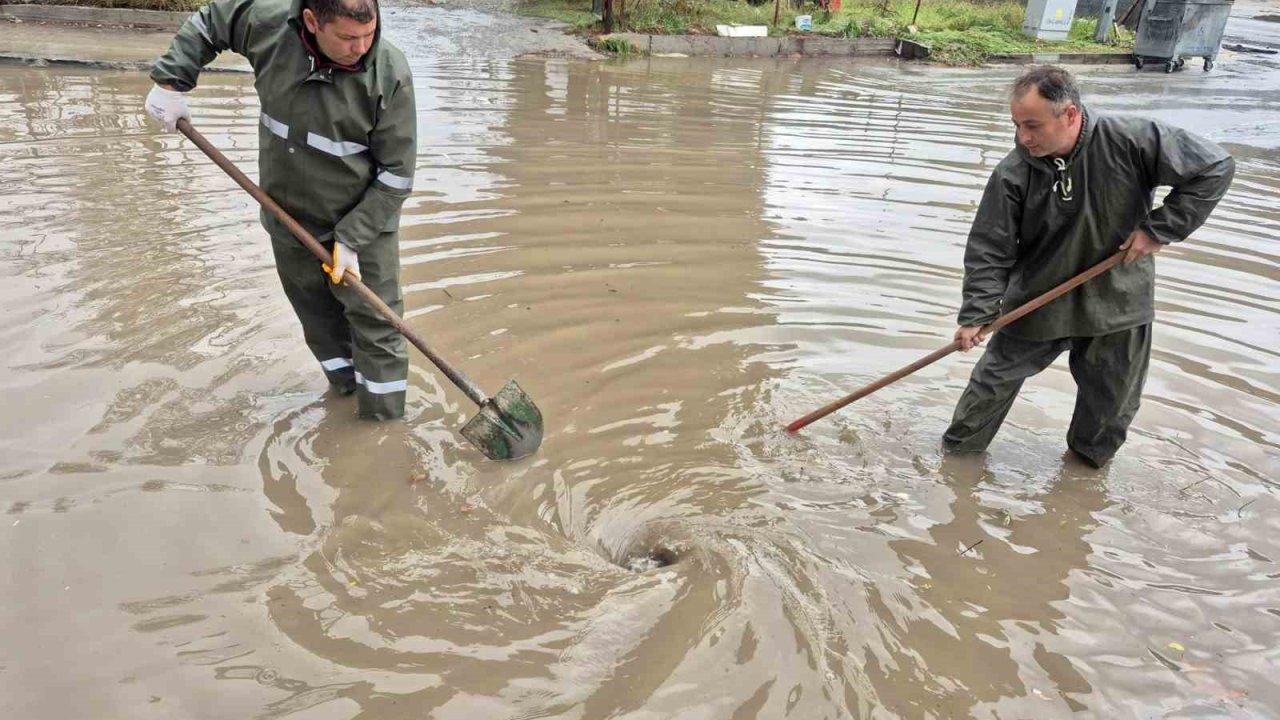 Menteşe Belediye ekipleri su baskınlarına müdahale ediyor