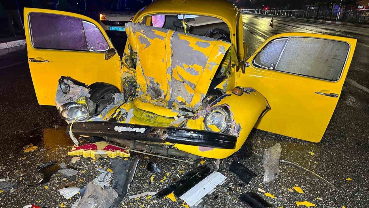 Uşak’ta otomobil ile otobüs çarpıştı: 1’i ağır 3 yaralı