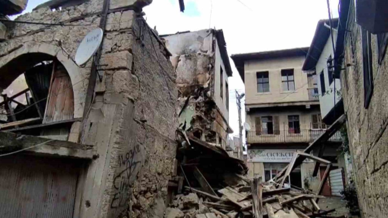 Daha önce yangında zarar gören eski bina yağışlı havada çöktü