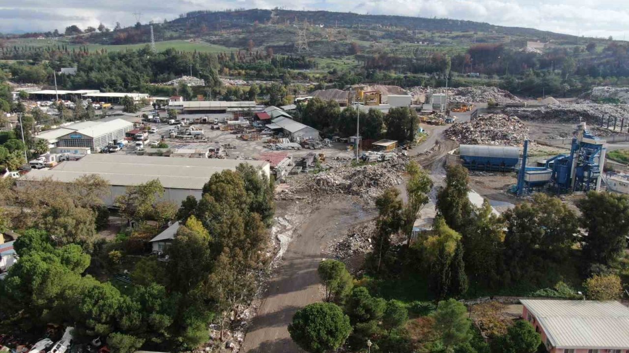 Buca Belediyesi’ne karşı çöp eylemi sürüyor