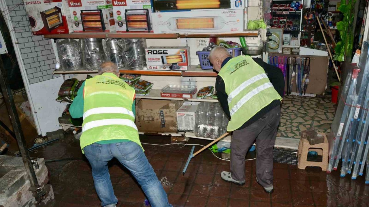 Dükkanını pis su basan vatandaş İSKİ’ye isyan etti, Esenyurt Belediyesi yardımına koştu
