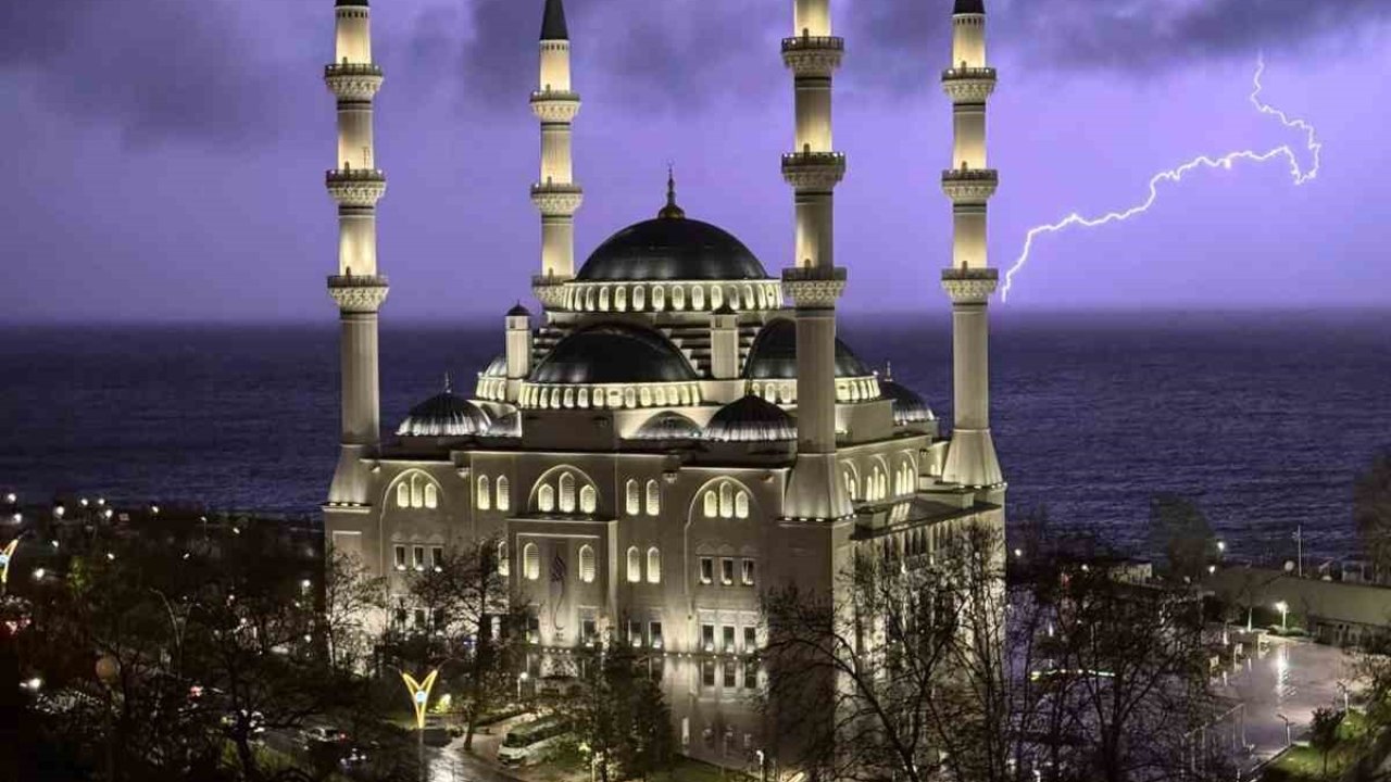 Zonguldak’ta şimşekler geceyi aydınlattı