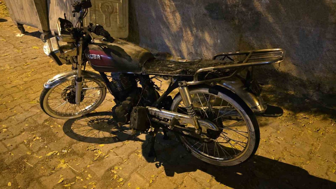 Siverek’te apartmanın girişine park edilen motosiklet yandı