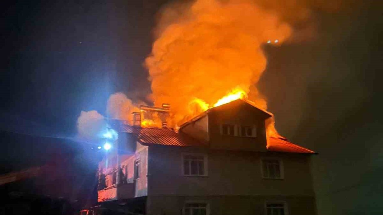 Kastamonu’da yangında bir evin çatısı kullanılamaz hale geldi