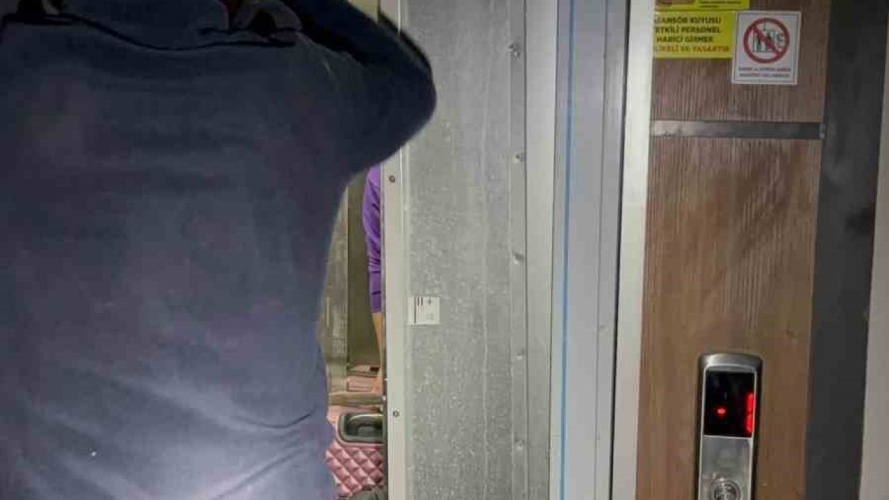 Asansörde mahsur kalan vatandaşları itfaiye kurtardı