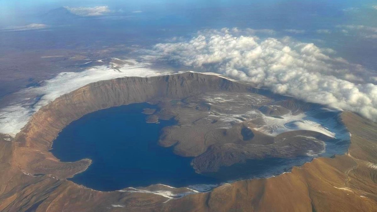 Dünyanın ikinci büyük krateri havadan böyle görüntülendi