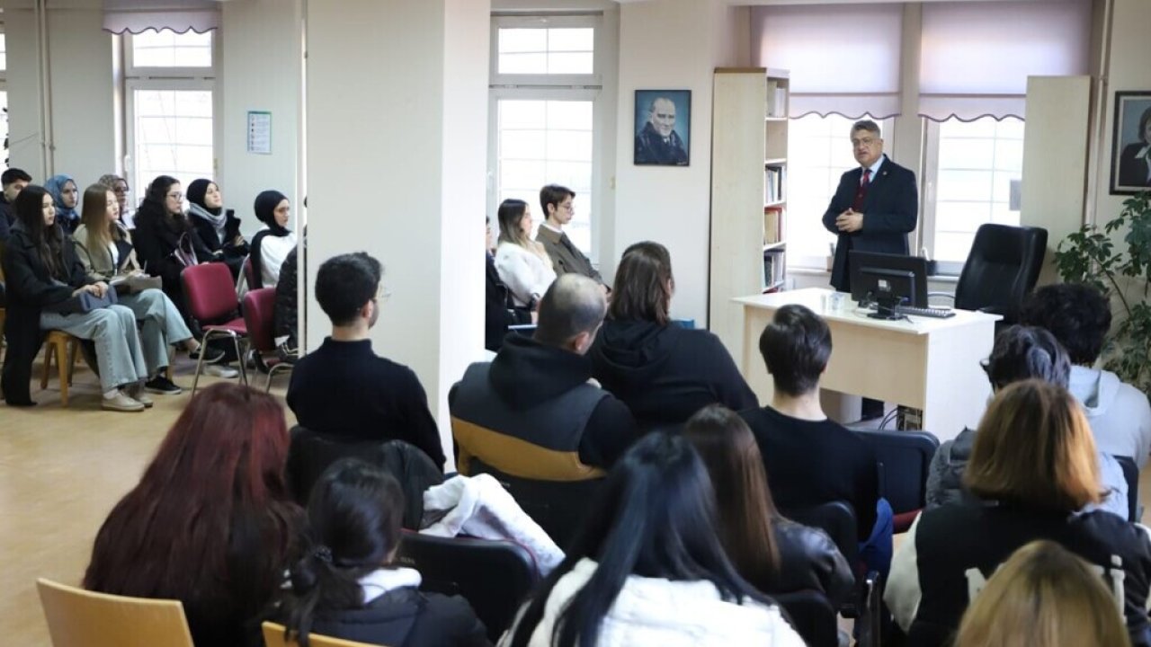 Rektör Kızıltoprak, ’Siyasi Tarih Dersi’ni Mustafa Hakkı Yeşil Kütüphanesi’nde işledi