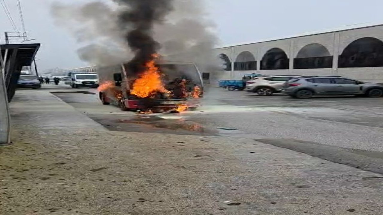 Halk otobüsü alev alev yandı